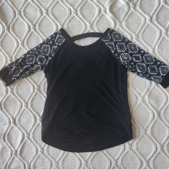 Maurices Tops - Maurices Black Geometric 3/4 Sleeve Top Size L/XL